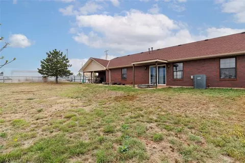Exterior - 910 1st St, Elgin, OK 73538 photo 4 of 7