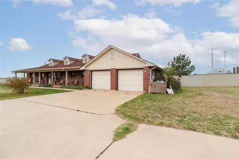Exterior - 910 1st St, Elgin, OK 73538 photo 2 of 7