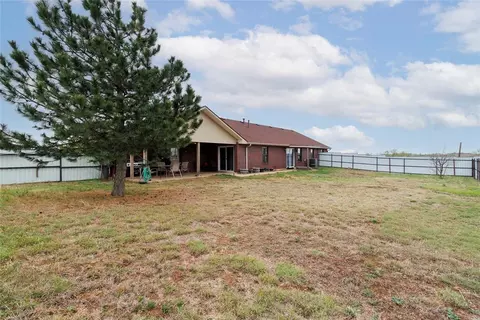 Exterior - 910 1st St, Elgin, OK 73538 photo 6 of 7
