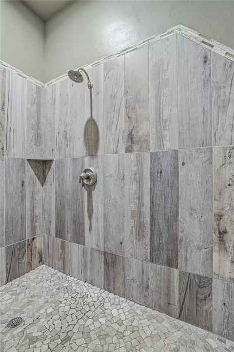 Bath - 1103 Riata Rd, Tuttle, OK 73089 photo 4 of 7