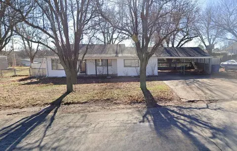 1017 Grand Ter, Chickasha, OK 73018