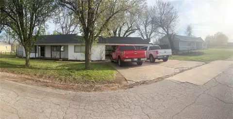 1017 Grand Ter, Chickasha, OK 73018