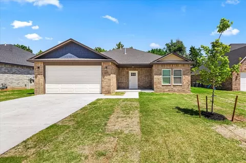 225 E Abbott Ln, Mustang, OK 73064