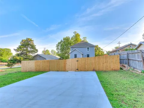 Exterior - 105 E College Ave, Guthrie, OK 73044 photo 5 of 5
