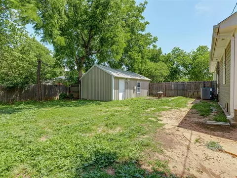 Exterior - 505 SW 5th St, Tuttle, OK 73089 photo 7 of 12