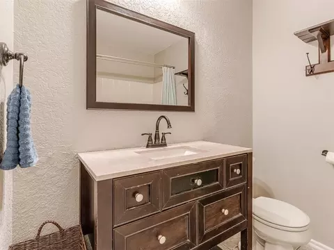 Bath - 917 Goshawk Dr, Norman, OK 73072 photo 4 of 5
