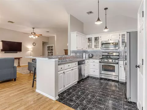 Kitchen - 917 Goshawk Dr, Norman, OK 73072 photo 2 of 4