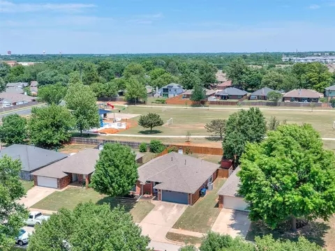 View/Area - 917 Goshawk Dr, Norman, OK 73072 photo 1 of 4