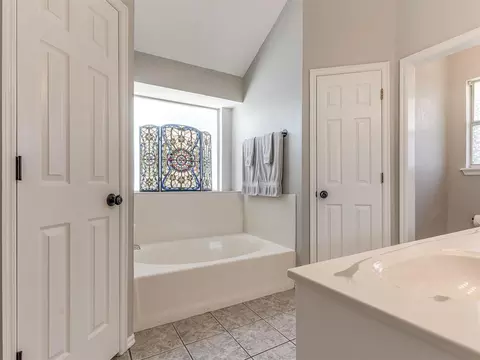 Bath - 917 Goshawk Dr, Norman, OK 73072 photo 1 of 5