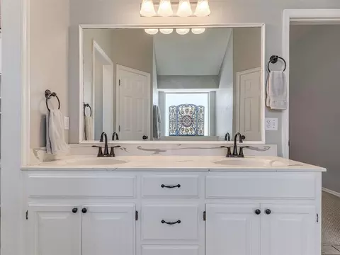 Bath - 917 Goshawk Dr, Norman, OK 73072 photo 2 of 5