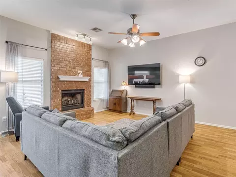 Living - 917 Goshawk Dr, Norman, OK 73072 photo 1 of 3