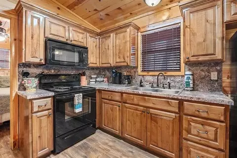 Kitchen - 211 Marlin Dr, Broken Bow, OK 74728 photo 1 of 2