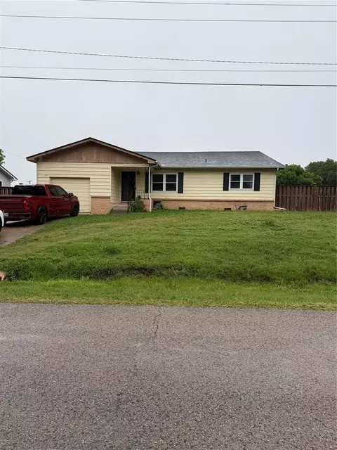 724 E 17th St, Prague, OK 74864