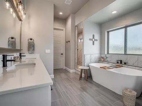 Bath - 9400 S Post Rd, Guthrie, OK 73044 photo 1 of 7