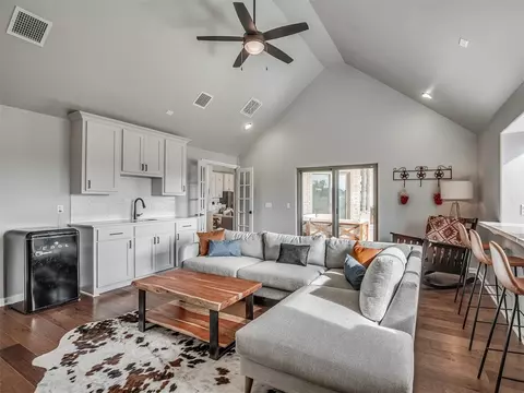 Living - 9400 S Post Rd, Guthrie, OK 73044 photo 5 of 5