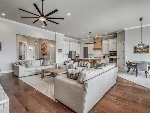 Living - 9400 S Post Rd, Guthrie, OK 73044 photo 3 of 5