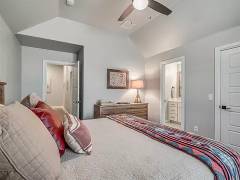Bedroom - 9400 S Post Rd, Guthrie, OK 73044 photo 4 of 8