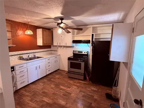 Kitchen - 217 S 17th St, Clinton, OK 73601 photo 1 of 1