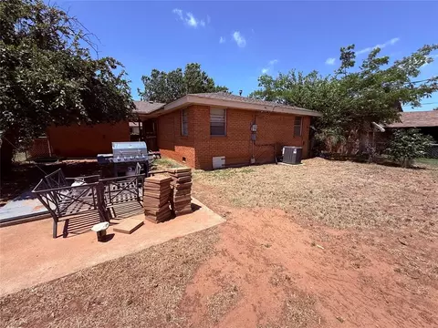 Exterior - 217 S 17th St, Clinton, OK 73601 photo 8 of 8