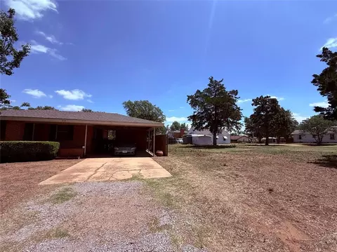 Exterior - 217 S 17th St, Clinton, OK 73601 photo 3 of 8