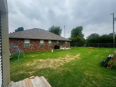 Exterior - 209 Williams Ave, Tuttle, OK 73089 photo 3 of 4