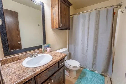Bath - 209 Williams Ave, Tuttle, OK 73089 photo 1 of 3