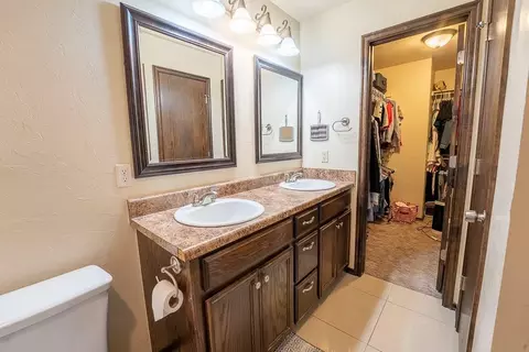 Bath - 209 Williams Ave, Tuttle, OK 73089 photo 2 of 3