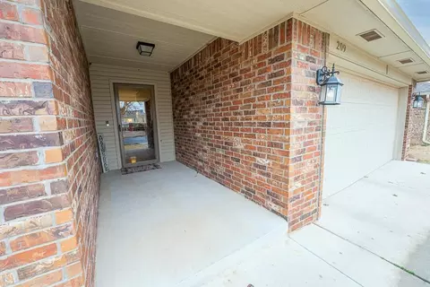 209 Williams Ave, Tuttle, OK 73089
