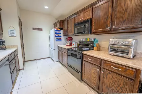 Kitchen - 209 Williams Ave, Tuttle, OK 73089 photo 2 of 5