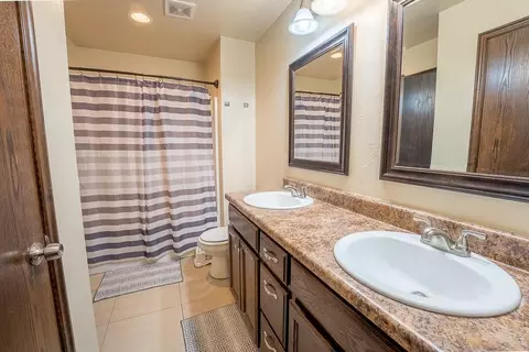 Bath - 209 Williams Ave, Tuttle, OK 73089 photo 3 of 3