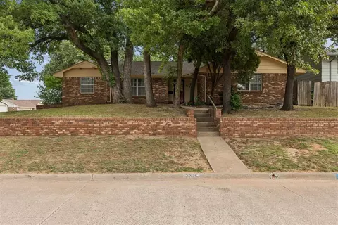 7725 NW 20th St, Bethany, OK 73008