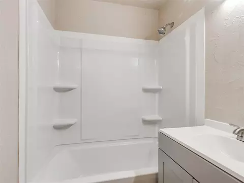 Bath - 207 E Beech St, Tecumseh, OK 74873 photo 2 of 3