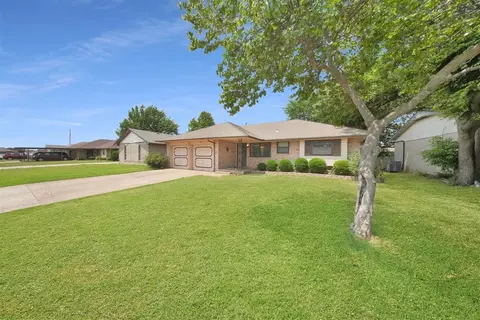 1045 NW 2nd St, Moore, OK 73160