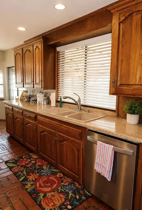 Kitchen - 20510 E County Road 159 Hwy, Altus, OK 73521 photo 2 of 3