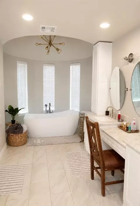 Bath - 20510 E County Road 159 Hwy, Altus, OK 73521 photo 1 of 3