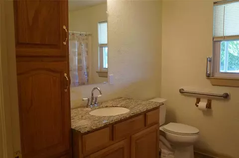 Bath - 29871 N 150th St, Wayne, OK 73095 photo 1 of 3