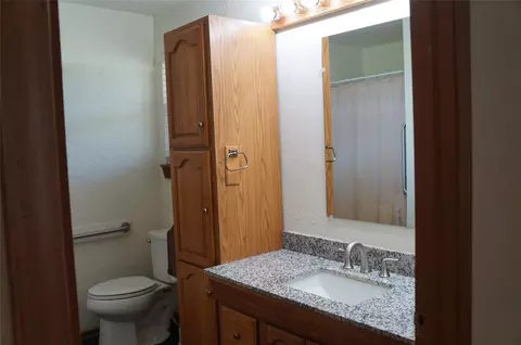 Bath - 29871 N 150th St, Wayne, OK 73095 photo 2 of 3