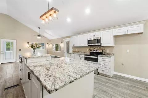 Kitchen - 1025 E Triplett Rd, Guthrie, OK 73044 photo 4 of 7