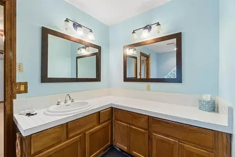 Bath - 1025 E Triplett Rd, Guthrie, OK 73044 photo 3 of 4