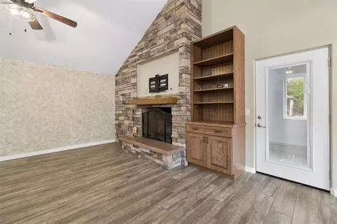 Living - 1025 E Triplett Rd, Guthrie, OK 73044 photo 2 of 3