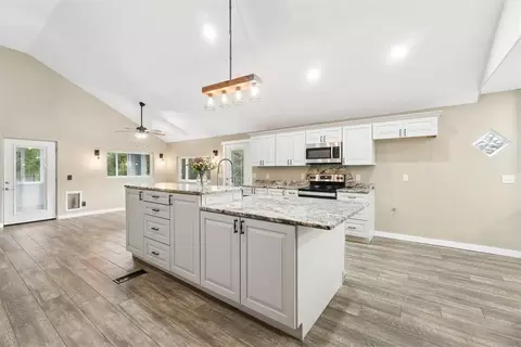 Kitchen - 1025 E Triplett Rd, Guthrie, OK 73044 photo 3 of 7