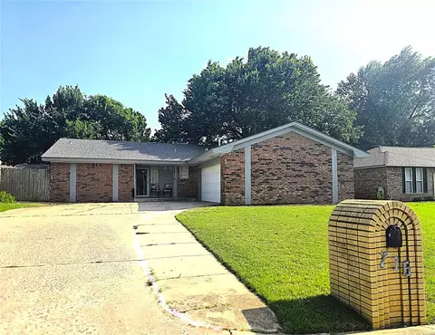 716 Victoria Dr, Yukon, OK 73099