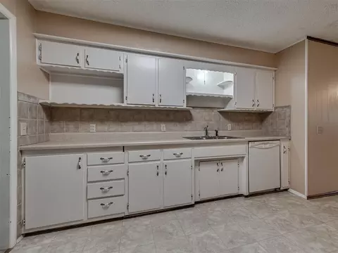 Kitchen - 20810 Silver St, Harrah, OK 73045 photo 1 of 3