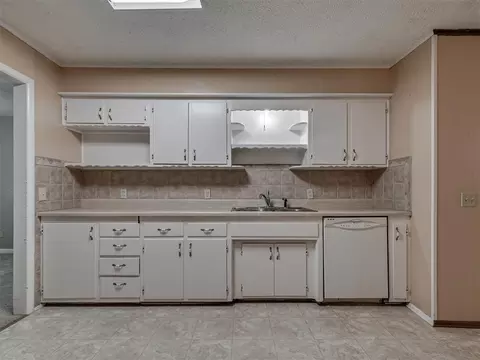 Kitchen - 20810 Silver St, Harrah, OK 73045 photo 2 of 3