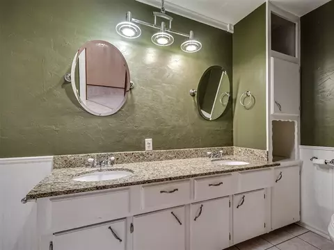 Bath - 20810 Silver St, Harrah, OK 73045 photo 1 of 3