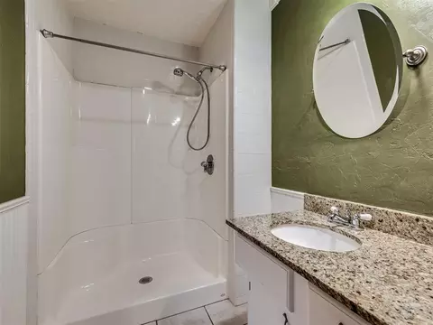Bath - 20810 Silver St, Harrah, OK 73045 photo 2 of 3