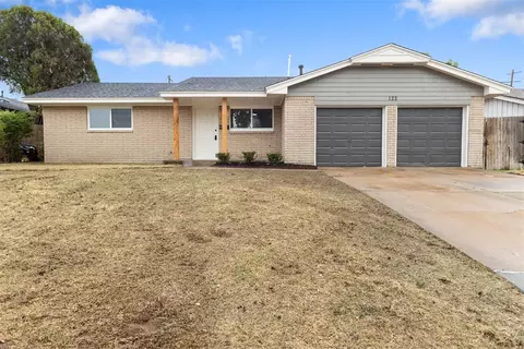122 Kelly Dr, Moore, OK 73160