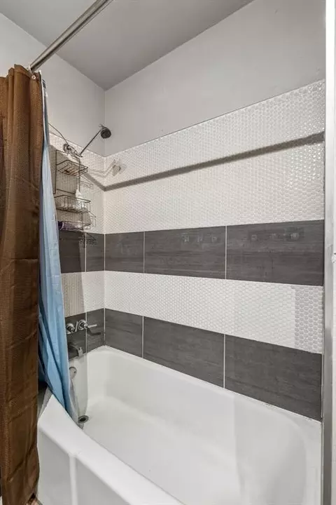 Bath - 830 Douglas Dr, Norman, OK 73069 photo 2 of 4