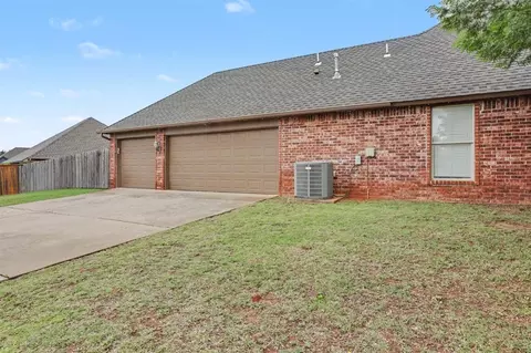 Exterior - 1901 Apache Trl, Edmond, OK 73003 photo 6 of 6