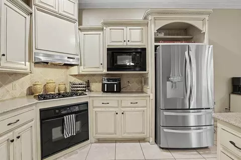 Kitchen - 1901 Apache Trl, Edmond, OK 73003 photo 3 of 4